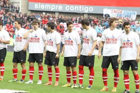 Click on image to see full-sized version Bilbao Athletic players at game this month wearing T-shirts to express solidarity with family of one of their fans shot by Ertzaintza rubber projectile at short range who later died in hospital