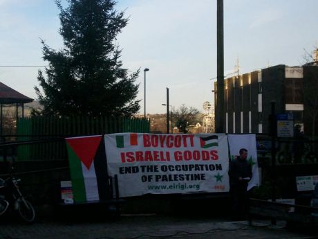 Click on image to see full-sized version Leafletting in Arklow (photo courtesy of éirígí)
