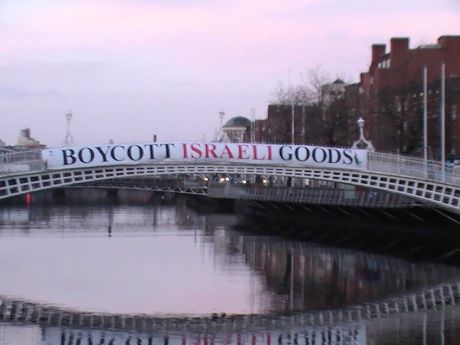 Click on image to see full-sized version Banner Drop, Ha'penny Bridge (photo courtesy of éirígí)