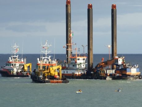 2009_0605_dredger_occupation_2_256.jpg