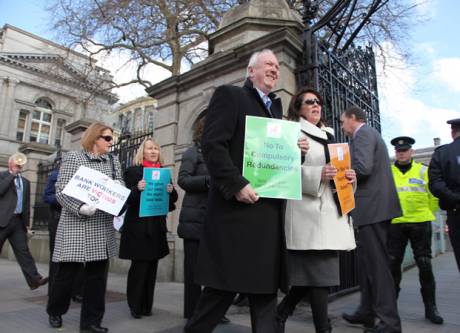 Click on image to see full-sized version Unite Bank workers protest at Dáil