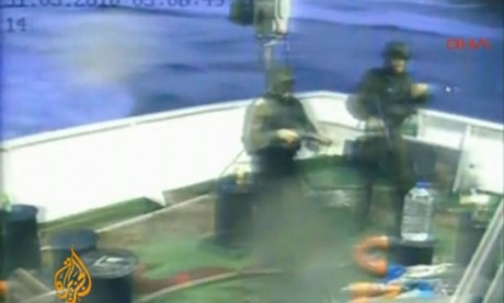 Click on image to see full-sized version Israeli pirates board the IHH ship