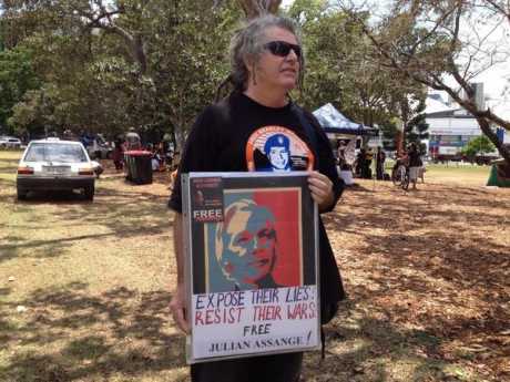 Click on image to see full-sized version ciaron_assange_g20.jpg