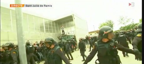 Click on image to see full-sized version the paramilitary Guardia Civil "a por ellos" attack civil rights groups and the Catalan president's franchise