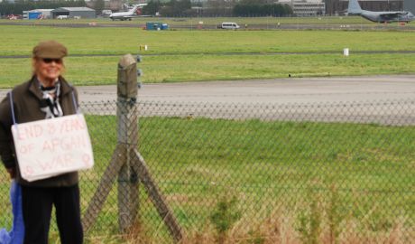 Click on image to see full-sized version Knit_in at the wire at Shannon as Warplane gets ready to take off Shannon 27Sept09